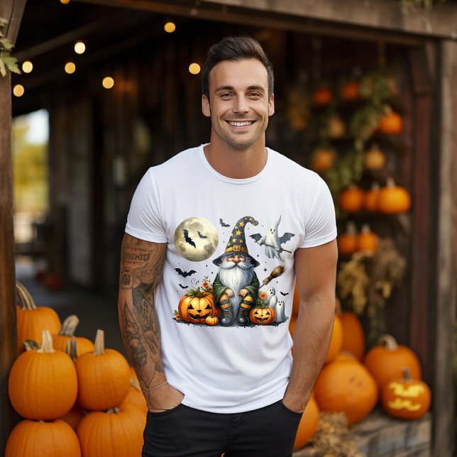 Spooky Cute Halloween Gnome 🎃 - Perfekt Gift T Shirt (Skapare uppladdad)