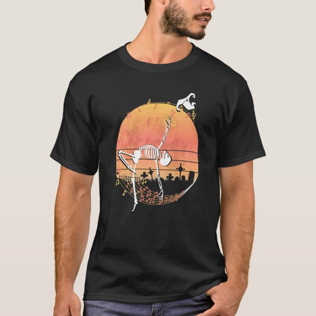 Spooky Dancing Witch Skeleton in a Graveyard T Shirt (Framsida)