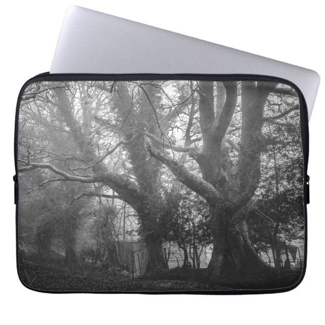 Spooky Forest Black and White Photography Laptop Fodral (Framsidan)