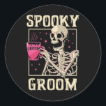 Spooky Groom Skeleton Halloween Bröllop Bachelor P Runt Klistermärke<br><div class="desc">Spooky Groom Skeleton Halloween Bröllop Bachelor Party</div>