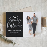 Spooky Halloween Brush Lettering | Halloween Photo Helgkort<br><div class="desc">Spooky Halloween Brush Lettering | Halloween-kort. Skicka Halloween hälsning till familj och vänner med det här anpassadet-fotokortet. Den har penseltext,  illustration av fladdermöss och rand mönster. Denna roligt och det moderna Halloween-kortet finns i andra färg.</div>