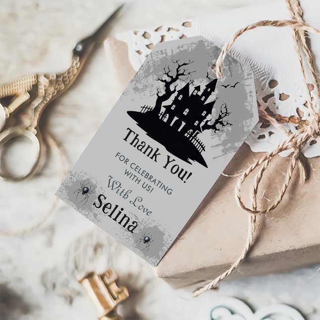 Spooky Halloween House Ghost Födelsedagsfest Presentetikett (Skapare uppladdad)