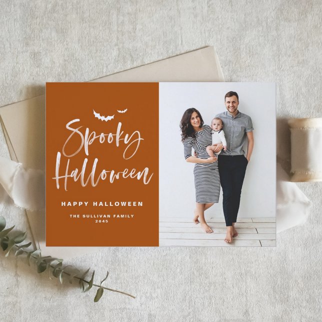 Spooky Halloween-Orange Penselbokstäver Foto Julkort (Send Halloween cheer with this photo card featuring bold script and a warm autumn color palette.)