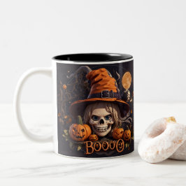 Spooky Halloween Scene med Pumpkin, Witch, Måne Två-Tonad Mugg