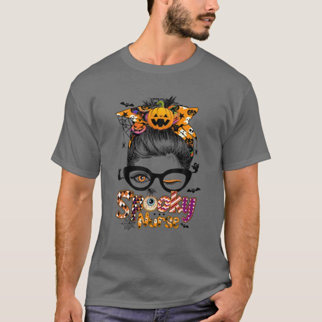 Spooky Nurse Messy Bun Nurse Life CNA RN Halloween T Shirt (Framsida)