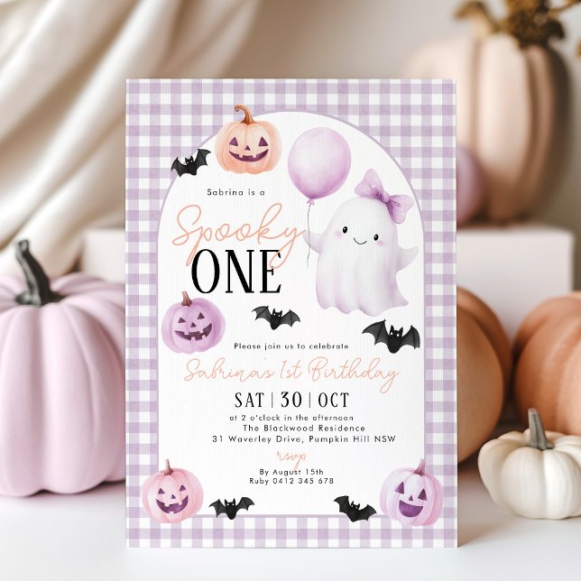 Spooky One Halloween Ghost Lila 1:a födelsedagen Inbjudningar (Spooky One! Purple Gingham Halloween 1st Birthday invitation with cute pumpkin, ghosts and bat. )