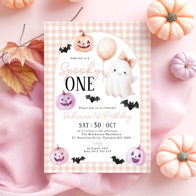 Spooky One Halloween Ghost Orange 1:a födelsedagen Inbjudningar (Spooky One! Orange Gingham Halloween 1st Birthday invitation with cute pumpkin, ghosts and bat. )