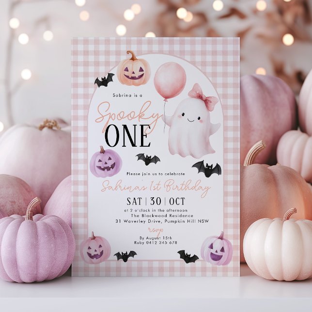 Spooky One Halloween Ghost Rosa 1:a födelsedagen Inbjudningar (Spooky One! Pink Gingham Halloween 1st Birthday invitation with cute pumpkin, ghosts and bat. )