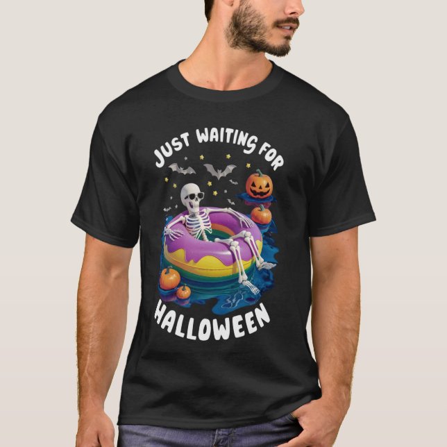Spooky Roligt Halloween Skeleton väntar bara på Ha T Shirt (Framsida)