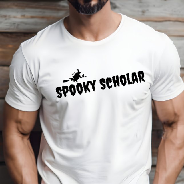 Spooky Scholar black typography halloween häx T Shirt (Skapare uppladdad)