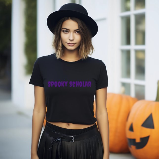 Spooky Scholar lila typography T Shirt (Skapare uppladdad)