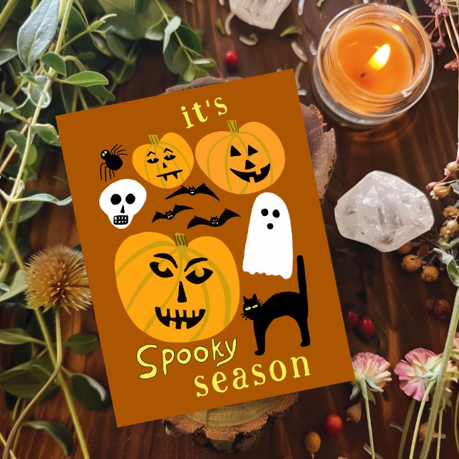 Spooky Season Pumpkins Ghost Fladdermus HAPPY HALL Vykort (Spooky Season Pumpkins Ghost Bat HAPPY HALLOWEEN Cute Hand-drawn Quirky Postcard
)