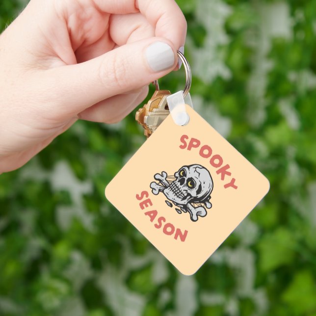 Spooky Season Scary Skull Halloween Nyckelring (Hand)
