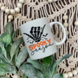 Spooky Season Spooky Mugg<br><div class="desc">Låt oss bli skämd! Det är Halloween och Chill dags att bli mysigt och njuta av kopp av kaffe,  te eller kakao i ett skådespel mugg!</div>