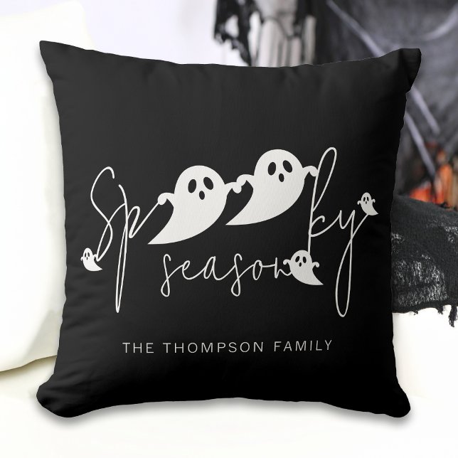 Spooky Season White Spöken Family Namn Halloween Kudde (Skapare uppladdad)
