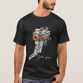 Spooky Skeleton Hand Holding Skullblommor åt dig T Shirt