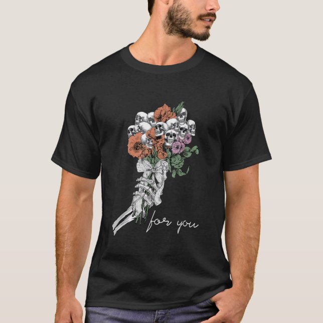 Spooky Skeleton Hand Holding Skullblommor åt dig T Shirt (Framsida)