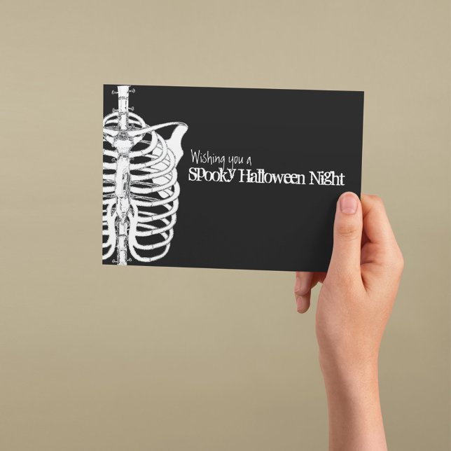Spooky Skeleton X-Ray Halloween Kort (Spooky Halloween greeting card with skeleton illustration and gothic black background.)