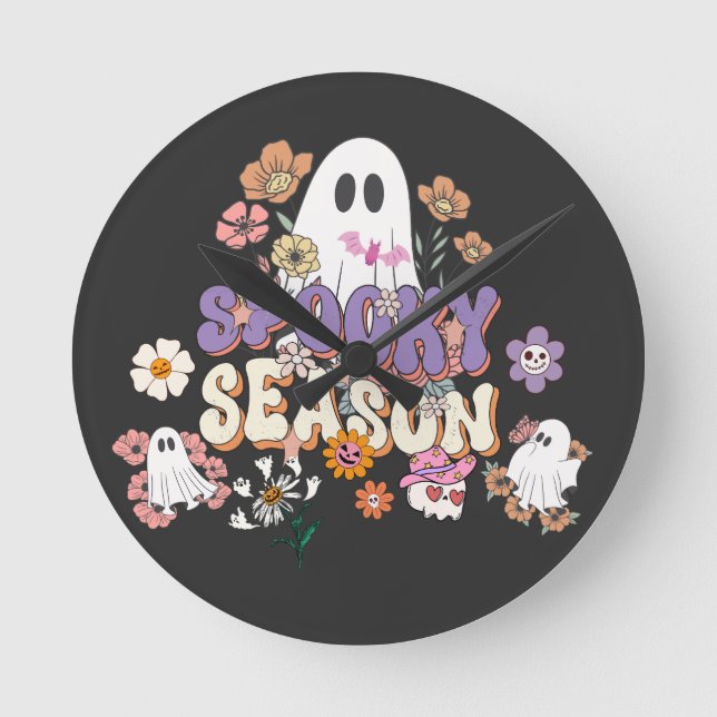 Spooky söt spöke med blommorna HalloweenWall Clock Rund Klocka (Framsida)