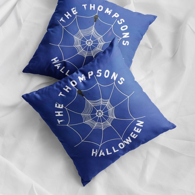 Spooky Spider i Spindelnätets Personlig Kudde (Blue Halloween spider web pillow with personalized family name and spooky spider decor.)