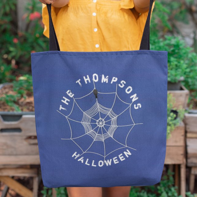 Spooky Spider i Spindelnätets Personlig Tygkasse (Spooky spider web Halloween tote bag with creepy spider design and personalized name.)