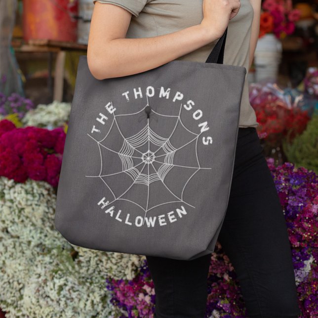 Spooky Spider i Spindelnätets Personlig Tygkasse (Personalized spider web Halloween tote bag with custom family name and spooky spider design.)