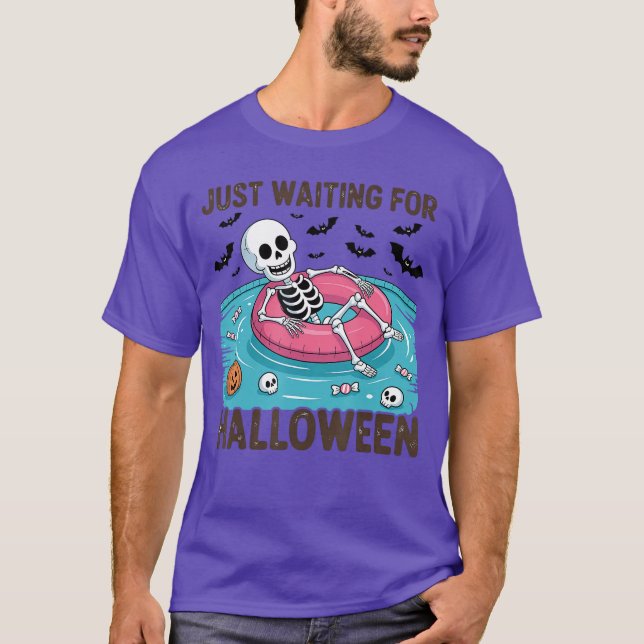 Spooky Summer Skeleton Just Waiting For Halloween  T Shirt (Framsida)
