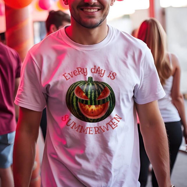 Spooky Summerween Watermelon Jack o lantern, somma T Shirt (Summerween t-shirt featuring a spooky watermelon jack-o'-lantern for a campy Halloween Summer Party.)