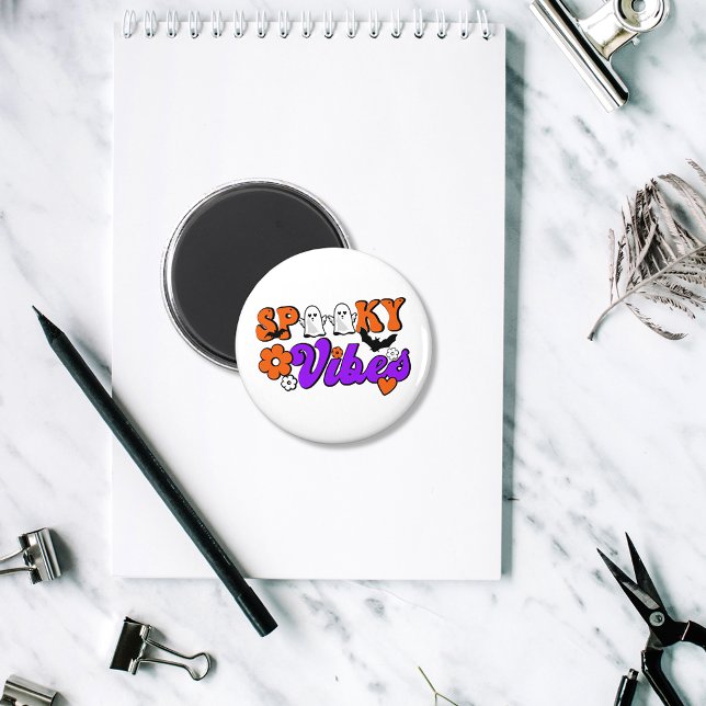 Spooky Vibes Spöken Magnet (Spread spooky vibes with this whimsical Halloween magnet.)