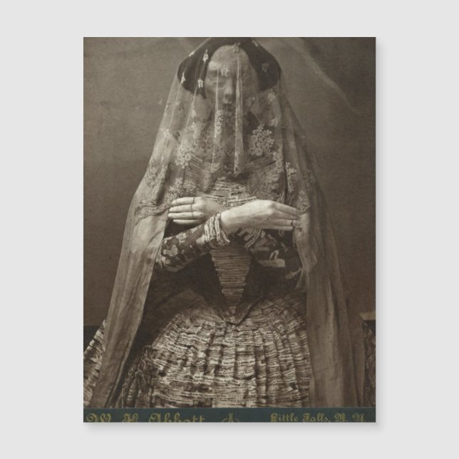 Spooky Victorian Photograph of Dead Woman in Dress (Framsida)
