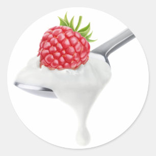Spoon av hallonyogurt runt klistermärke