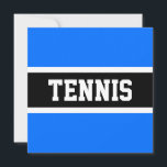 Sportidig, blå, svart Rand - TNIS-text<br><div class="desc">Den här roligtens sportiska design har ett klassiskt stort,  fetstilt,  stort brev i ett markerat svart rand med vitt streck på en ljusblå bakgrund med "TENNIS" skriven framifrån och mitt. Texten kan vara personlig.</div>