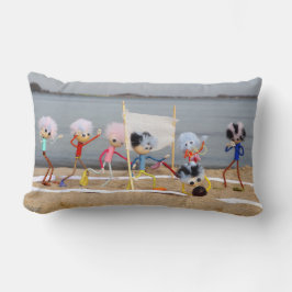 Sportieve Fubby poppetjes die op het strand spelen Lumbarkudde