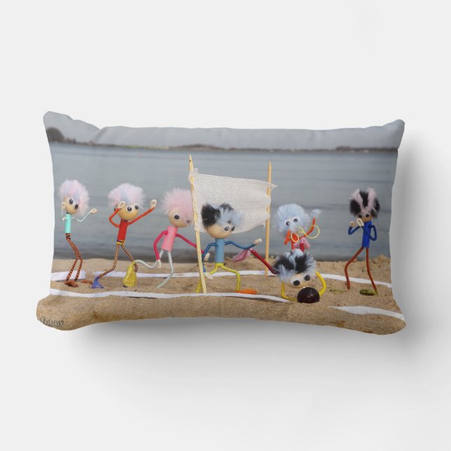 Sportieve Fubby poppetjes die op het strand spelen Lumbarkudde (Framsida)