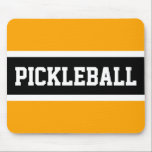 Sportiumblockstext PICKLEBALL Gult Black Rand Musmatta<br><div class="desc">Den här roligten har stora brev inom ett vitt svart rand som är markerat med vita ränder på en ljus bakgrund med gyllene gulter. Färg och PICKLEBALL-texten i den här malldesignen kan vara personlig.</div>
