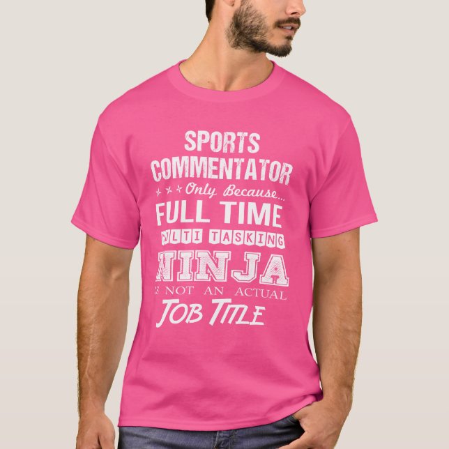 Sportkommentator Multitasking Ninja Jo present T Shirt (Framsida)