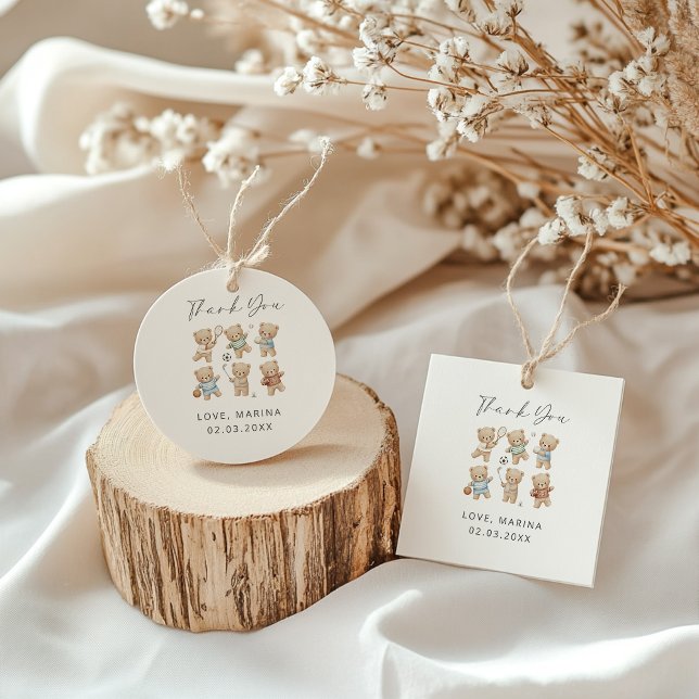 Sports bear baby shower, we can bearly wait gåvor etiketter (sporty bear favor tag)