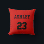 Sports Jersey Number och Namn Red Personlig Kudde<br><div class="desc">Ett jersey nummer och namn i svart på röd bakgrund. Både namn och nummer kan vara personliger i textrutan. Färg i texten kan ändras på redigeringsmenyn innan du checkar ut.</div>