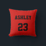Sports Jersey Number och Namn Red Personlig Kudde<br><div class="desc">Ett jersey nummer och namn i svart på röd bakgrund. Både namn och nummer kan vara personliger i textrutan. Färg i texten kan ändras på redigeringsmenyn innan du checkar ut.</div>