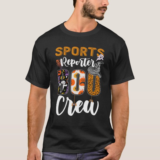 Sports Reporter Boo Crew Ghost Funny Halloween Mat T Shirt (Framsida)