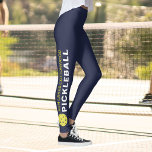 Sporty Pickleball Anpassningsbar Stown Team Namn N Leggings<br><div class="desc">Perfekten är en pickleball-entusiaster. Höga kvalitetssträngar med anpassningsbar och en gult-pickleball på vardera sidan. Lägg till ditt team namn, namn, klubb namn etc. Roligt för att avslappnad uppspelning av social eller turneringsmatchning - ändra enkelt bakgrunden till färg för att matcha klubbens/teamets färger. Klicka bara på anpassa och rulla nedåt till...</div>