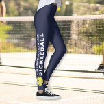 Sporty Pickleball Anpassningsbar Stown Team Namn N Leggings<br><div class="desc">Perfekten är en pickleball-entusiaster. Höga kvalitetssträngar med anpassningsbar och en gult-pickleball på vardera sidan. Lägg till ditt team namn, namn, klubb namn etc. Roligt för att avslappnad uppspelning av social eller turneringsmatchning - ändra enkelt bakgrunden till färg för att matcha klubbens/teamets färger. Klicka bara på anpassa och rulla nedåt till...</div>
