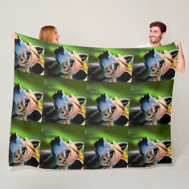 Spoted Stalking Hyena tittar på hans Be. Fleecefilt (På plats)
