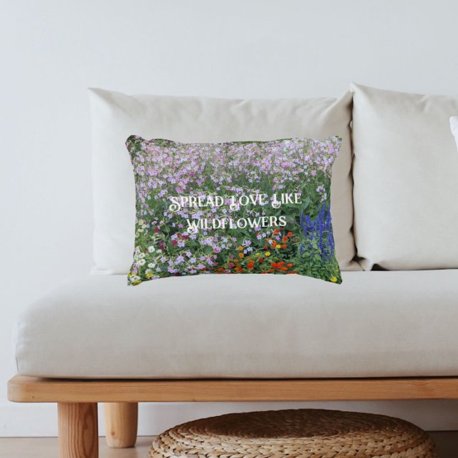 Spread Love Like Wildflowers Inspirational Floral Prydnadskudde (In Situ)