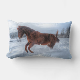 Sprejad Sorrel Horse Rearing up in Winter Snö Lumbarkudde
