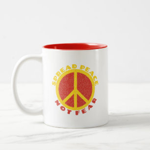 Sprid Peace not Fear Peace Symbol Gult Red Två-Tonad Mugg