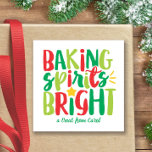 Sprida sprit Ljud Grönt Jul Fyrkantigt Klistermärke<br><div class="desc">I julklappen finns texten "bakande sprit briljant" i roligt, festive red och grönt typography. Klicka på knappen Anpassa om du vill ha mer flexibilitet när du lägger till/ändrar text och/eller bilder! Det finns både variationer i denna design och samordnade produkter i vår butik, zazzle.com/store/doodlelulu. Kontakta oss om du behöver den...</div>
