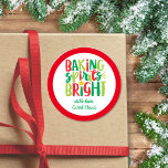Sprida sprit Ljusa julgranar Runt Klistermärke<br><div class="desc">I julklappen finns texten "bakande sprit briljant" i roligt, festive red och grönt typography. Klicka på knappen Anpassa om du vill ha mer flexibilitet när du lägger till/ändrar text och/eller bilder! Det finns både variationer i denna design och samordnade produkter i vår butik, zazzle.com/store/doodlelulu. Kontakta oss om du behöver den...</div>
