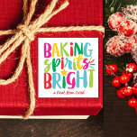 Sprida sprit med ljus färgstark jul fyrkantigt klistermärke<br><div class="desc">I julklappen finns texten "bakande sprit briljant" i roligt, färgstark typografi. Klicka på knappen Anpassa om du vill ha mer flexibilitet när du lägger till/ändrar text och/eller bilder! Det finns både variationer i denna design och samordnade produkter i vår butik, zazzle.com/store/doodlelulu. Kontakta oss om du behöver den här designen för...</div>