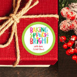 Sprida sprit med ljusa, färgstarka julgranar runt klistermärke<br><div class="desc">I julklappen finns texten "bakande sprit briljant" i roligt, färgstark typografi. Klicka på knappen Anpassa om du vill ha mer flexibilitet när du lägger till/ändrar text och/eller bilder! Det finns både variationer i denna design och samordnade produkter i vår butik, zazzle.com/store/doodlelulu. Kontakta oss om du behöver den här designen för...</div>